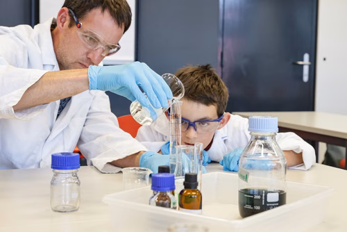 Remises des attestations pour les enfants du Jura 2023 En présence du Ministre de l’éducation du Canton du Jura, M. Martial Courtet Service de promotion des Sciences 