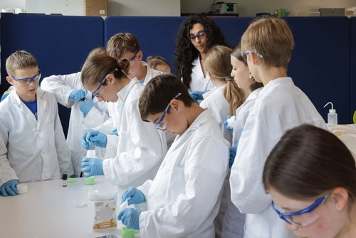 Destiné aux jeunes filles et garçons de sept à seize ans, il propose une approche pédagogique active et ludique qui éveille l’intérêt pour les sciences et pour les technologies. Ce, grâce à un partenariat avec UBS et la collaboration entre le Service de promotion des sciences de l’EPFL, l’EPFL Valais Wallis et le Canton du Valais. Canton du Valais  NCCR Catalysis, pôle de recherche du fonds national Suisse