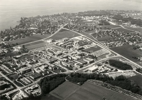 On reconnaît en bas à gauche la centrale de chauffage par thermopompes. En peigne autour du grand axe Est-Ouest, la première étape (1973-84). Plus à l'Ouest, groupés autour de l'axe en diagonale, les bâtiments et les chantiers de la deuxième étape. En bas, à droite, on reconnaît le dépôt du "Métro-Ouest", la station EPFL et la voie qui va rejoindre la route cantonale RC 82.
