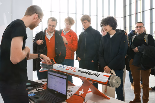 Un événement d’envergure pour préparer son avenir. Comme chaque année, l’EPFL, via son Service de promotion de l’éducation et en collaboration avec ses facultés, se réjouit d'accueillir les gymnasiennes et gymnasiens sur son campus. L’École propose de venir découvrir ses filières de formation, sa communauté estudiantine, son corps enseignant, ses équipes de recherche, les divers services dédiés aux étudiantes et étudiants débutant à l’EPFL, ainsi que les multiples associations chargées d’animer la vie socia