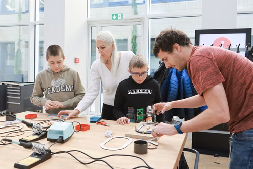 La lumière, voici la toute nouvelle thématique du festival Scientastic, le festival des sciences de l'EPFL Organisateur Service de promotion des sciences sps. 