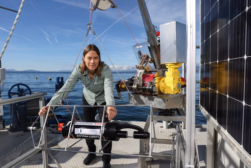 Over 700 volunteers took part in the Lémanscope citizen-science initiative, taking upwards of 3,400 measurements on Lake Geneva. This high turnout was a welcome surprise for the project team. We spoke with Natacha Pasche, the scientist behind the initiative, which will come to a close in February, 2026.