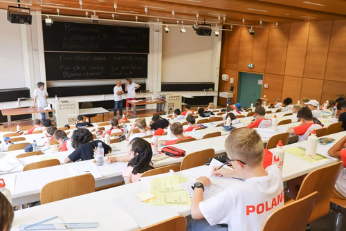 Le championnat des jeux mathématiques et logiques est une compétition populaire et scolaire organisée chaque année à l’échelon européen. Il voit s’affronter des passionné·e·s de mathématiques de toutes générations venus d’une douzaine de pays. Sa finale internationale, qui a traditionnellement lieu à Paris, sera cette année organisée à Lausanne (EPFL). La FSJM gère depuis plus de 30 ans l’organisation de ce championnat en Suisse. Finale sur le Campus EPFL