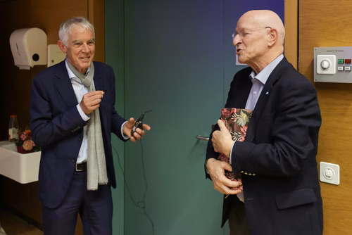 A l'occasion du dernier cours de Claude Nicollier, ses amis, collègues et famille lui ont fait la surprise d'être présents