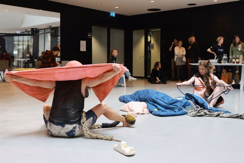 Dans le cadre du festival Les Culturelles du CDH-Culture et suite au workshop RUINED qui a permis à des étudiant·es de fabriquer une sculpture en mycelium, la performance MOLDING propose un ensemble de gestes performatifs dans le prolongement de l’œuvre vivante.