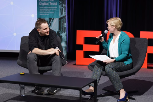 Max Schrems est une figure clé dans le domaine de la protection des données internationales, salué pour ses efforts juridiques novateurs visant à défendre les droits individuels en matière de données.