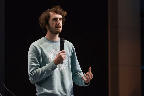 Un événement d’envergure pour préparer son avenir. Comme chaque année, l’EPFL, via son Service de promotion de l’éducation et en collaboration avec ses facultés, se réjouit d'accueillir les gymnasiennes et gymnasiens sur son campus. L’École propose de venir découvrir ses filières de formation, sa communauté estudiantine, son corps enseignant, ses équipes de recherche, les divers services dédiés aux étudiantes et étudiants débutant à l’EPFL, ainsi que les multiples associations chargées d’animer la vie socia