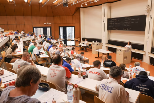 Le championnat des jeux mathématiques et logiques est une compétition populaire et scolaire organisée chaque année à l’échelon européen. Il voit s’affronter des passionné·e·s de mathématiques de toutes générations venus d’une douzaine de pays. Sa finale internationale, qui a traditionnellement lieu à Paris, sera cette année organisée à Lausanne (EPFL). La FSJM gère depuis plus de 30 ans l’organisation de ce championnat en Suisse. Finale sur le Campus EPFL