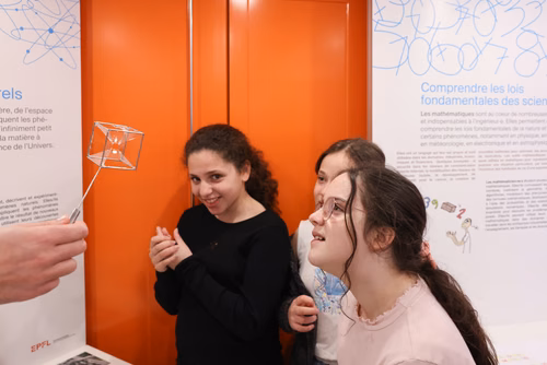 Rempli d’expérimentations ludiques, Le Bus des sciences de l’EPFL part ce printemps à la rencontre des écoles de Suisse romande. Un programme pédagogique lancé il y a quinze ans, qui a permis à plus de 45'000 enfants de découvrir les sciences et les technologies.