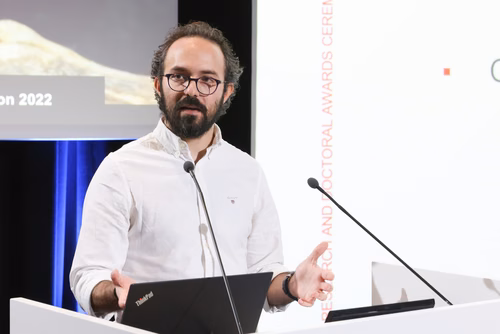 Cette cérémonie a pour objectif de remettre les Prix de la Recherche de l'EPFL aux lauréat·es et de féliciter toutes les doctorantes et doctorants qui ont terminé leur thèse avec succès cette année.
