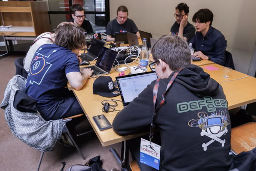 Capture The Flag (capture du drapeau) ou CTF est une compétition de cybersécurité dont le but est de faire de l’ingénierie inverse, de décrypter et de pirater des systèmes informatiques pour capturer des drapeaux et gagner des points pour son équipe. Final