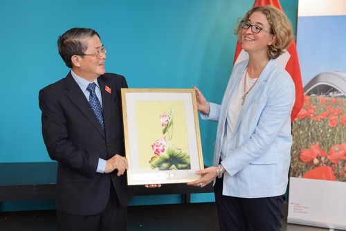 Visite d'une délégation du gouvernement vietnamien le 29 juillet 2025 à l'EPFL. Parmi le groupe, S.E. M. Le Thanh Long, Vice-premier ministre, et S.E. M. Nguyen Duc Hai, Vice-Président de l’Assemblée nationale, ainsi que des représentants de ministères clés et d’institutions nationales. La délégation a été accueillie par Ambrogio Fasoli, Vice-président pour les Affaires Académiques de l’EPFL, par Antoine Jourdan, directeur de SIP West EPFL et par Gillian Olivieri, directrice adjointe des Affaires internatio