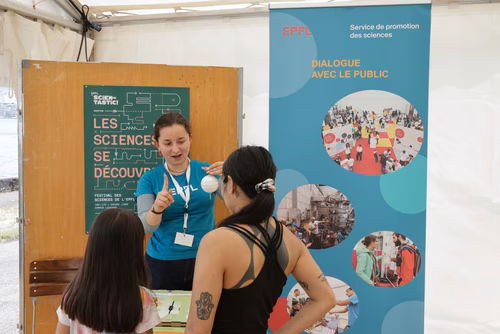 Organisée par le Musée d’histoire des sciences de la Ville de Genève, la Nuit de la science attire, à chaque édition, plus de 30’000 curieux ou passionnés de la science et propose une cinquantaine de stands, ateliers et autres animations qui permettent aux scientifiques d’aller à la rencontre du grand public. Ce dialogue est à la base d’une communication indispensable pour faire découvrir les sciences d’aujourd’hui que ce soit auprès des adultes ou des jeunes. Service de promotion des sciences de l'EPFL 