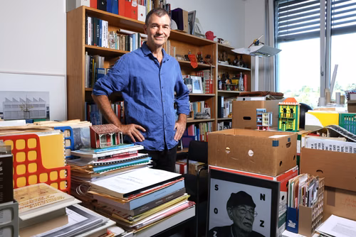 If you’re looking for Yves Pedrazzini, you’ll probably find him on the streets or at a local punk-rock club. The winner of the 2024 best teacher award for the architecture section has led a wide-ranging, uncompromising career marked by real-world experience with people from all walks of life.