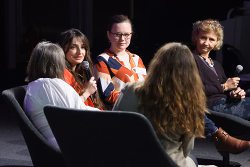 Bien que la représentation des étudiantes à l'EPFL ait progressé au cours des dix dernières années - atteignant désormais 30% -, de nombreux défis demeurent pour l'accès des filles et des femmes aux études et aux carrières scientifiques.