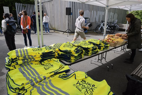 Bike to work is a team challenge that encourages the EPFL community to cycle to campus during May and June.