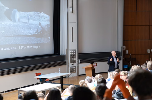  l’EPFL accueille chaque année les classes romandes de 7ème et 8ème pour une journée de découverte des sciences et domaines techniques.