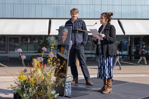 Le 8 mars 2022, à l’occasion de la Journée internationale des droits des femmes, l’EPFL a attribué des noms de femmes scientifiques ou ingénieures pionnières à différentes places, rues et chemins de son campus d’Ecublens.
