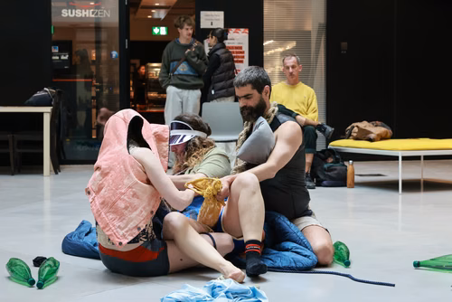 Dans le cadre du festival Les Culturelles du CDH-Culture et suite au workshop RUINED qui a permis à des étudiant·es de fabriquer une sculpture en mycelium, la performance MOLDING propose un ensemble de gestes performatifs dans le prolongement de l’œuvre vivante.