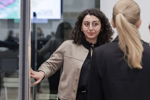 After two months of conducting research in an EPFL laboratory, the interns will present their research projects in the form of a poster or a short oral presentation (My research in 180 sec) to a selected audience including professors, donors, organizers as well as the cohort of interns.