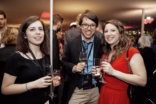 La première édition du gala EPFL Alumni a réuni près de 650 diplômé.es au Rolex Learning Center. Ils ont pu participer à une soirée festive et entendre le Prof. Patrick Aebischer – Président de l’EPFL jusqu’à fin 2016 – et le Prof. Martin Vetterli – Président de l’EPFL dès 2017 – échanger sur la transmission de Présidence.