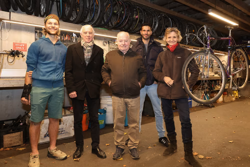 Seize ans après avoir créé le Point Vélo sur le campus de l’EPFL, Jacques Simonin a remis définitivement les outils à son successeur. Chaudement remercié par le président Martin Vetterli, il va mettre le cap sur les Antilles pour y passer l’hiver et s’y consacrer à l’énergie solaire.