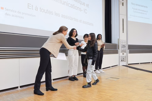 Journée à la découverte des Sciences Remise attestations "Internet & Code pour les filles" Service de la promotion des Sciences de l'EPFL 