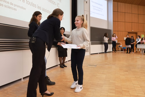 Journée à la découverte des Sciences Remise attestations "Internet & Code pour les filles" Service de la promotion des Sciences de l'EPFL 