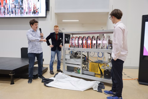 After two months of conducting research in an EPFL laboratory, the interns will present their research projects in the form of a poster or a short oral presentation (My research in 180 sec) to a selected audience including professors, donors, organizers as well as the cohort of interns.