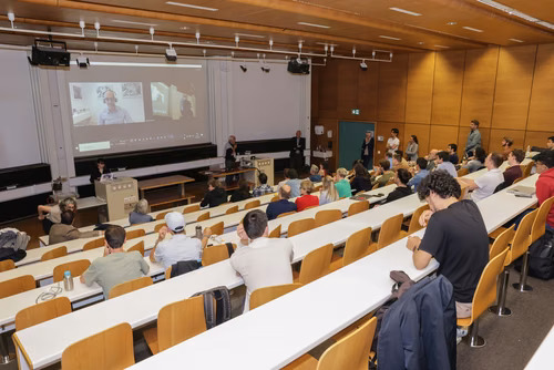 A l'occasion du dernier cours de Claude Nicollier, ses amis, collègues et famille lui ont fait la surprise d'être présents