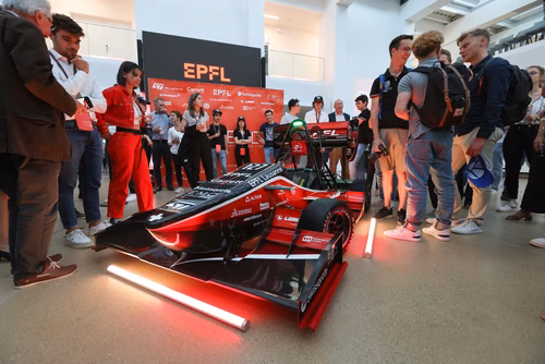 L’équipe a dévoilé mercredi soir sa nouvelle voiture de Formula Student électrique dans le nouveau makerspace de l’EPFL. Elle participera à quatre compétitions cet été en Europe. Artemis, la nouvelle voiture de Formula Student de l'EPFL Racing Team.