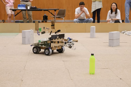 Quatre équipes de trois étudiants ont travaillé pendant un semestre pour concevoir et construire un robot de A à Z. Lors de la compétition, chacun des robots aura 10 minutes pour récolter le plus grand nombre de bouteilles vides et les ramener à la station de recyclage.