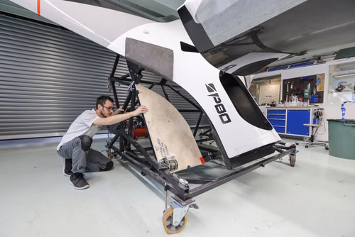 L’équipe SP80 vient d’accrocher pour la première fois un kite à son bateau, une nouvelle étape vers la tentative de battre le record du monde de vitesse à la voile et d’atteindre 150km/h à la seule force du vent. Un projet qui rassemble depuis cinq ans alumni, étudiantes et étudiants de l’EPFL.