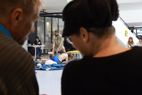 Dans le cadre du festival Les Culturelles du CDH-Culture et suite au workshop RUINED qui a permis à des étudiant·es de fabriquer une sculpture en mycelium, la performance MOLDING propose un ensemble de gestes performatifs dans le prolongement de l’œuvre vivante.