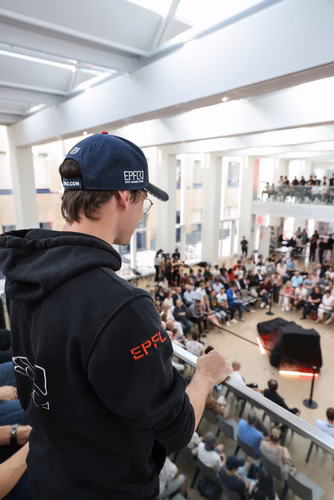 L’équipe a dévoilé mercredi soir sa nouvelle voiture de Formula Student électrique dans le nouveau makerspace de l’EPFL. Elle participera à quatre compétitions cet été en Europe. Artemis, la nouvelle voiture de Formula Student de l'EPFL Racing Team.