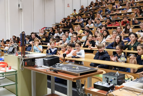  l’EPFL accueille chaque année les classes romandes de 7ème et 8ème pour une journée de découverte des sciences et domaines techniques.