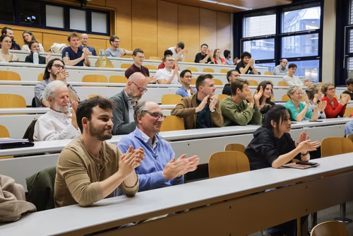 A l'occasion du dernier cours de Claude Nicollier, ses amis, collègues et famille lui ont fait la surprise d'être présents