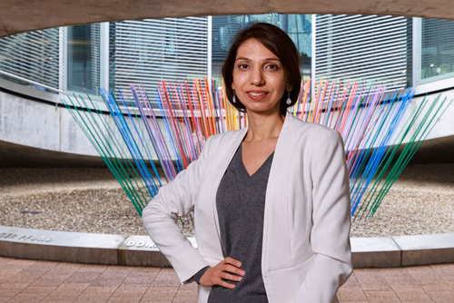 Maryam Meylan, legal counsel at EPFL and a Geneva Bar trainee attorney, has just won the prestigious Caen Memorial’s international pleading competition. The Iranian delivered a moving account of the situation in her country, which also earned her the public award.