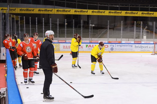 Players may not be aware of the severity of head impacts suffered during a game. Bearmind, an EPFL spin-off, has developed smart helmets that provide a series of metrics enabling coaches to monitor the neurological effects of head impacts suffered by their players. The firm hopes to quickly conquer the US market. Eric Walsky, head coach, with the Genève-Servette U20 team