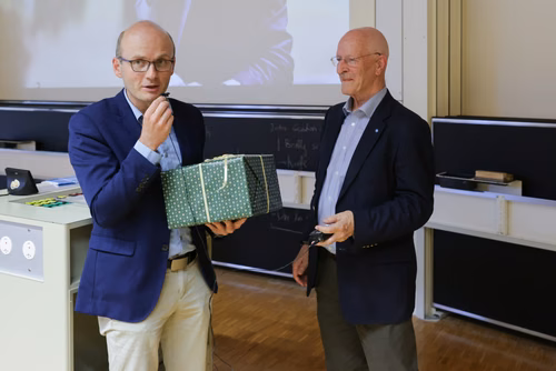 A l'occasion du dernier cours de Claude Nicollier, ses amis, collègues et famille lui ont fait la surprise d'être présents