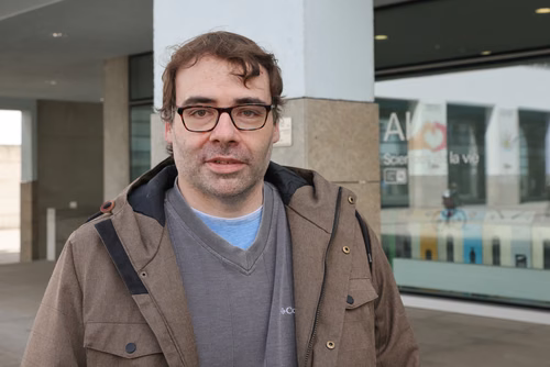L’EPFL a signé un contrat de « rehoming » avec la Protection suisse des animaux (PSA) pour donner certains de ses rats de laboratoire, afin qu’ils puissent être placés chez des particuliers. Cette initiative, une première en Suisse romande, permettra à des dizaines de rongeurs de connaitre une vie hors des cages de l’animalerie.