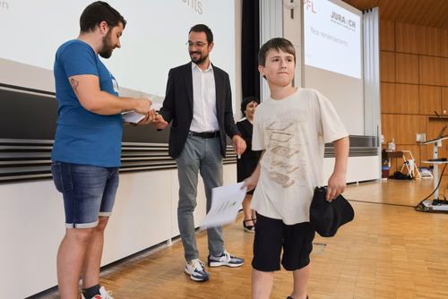 Remises des attestations pour les enfants du Jura 2023 En présence du Ministre de l’éducation du Canton du Jura, M. Martial Courtet Service de promotion des Sciences 