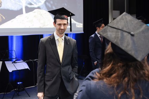 Cette cérémonie a pour objectif de remettre les Prix de la Recherche de l'EPFL aux lauréat·es et de féliciter toutes les doctorantes et doctorants qui ont terminé leur thèse avec succès cette année.