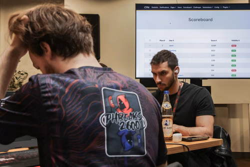Capture The Flag (capture du drapeau) ou CTF est une compétition de cybersécurité dont le but est de faire de l’ingénierie inverse, de décrypter et de pirater des systèmes informatiques pour capturer des drapeaux et gagner des points pour son équipe. Final
