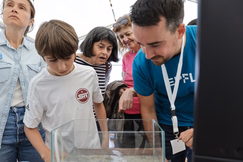Organisée par le Musée d’histoire des sciences de la Ville de Genève, la Nuit de la science attire, à chaque édition, plus de 30’000 curieux ou passionnés de la science et propose une cinquantaine de stands, ateliers et autres animations qui permettent aux scientifiques d’aller à la rencontre du grand public. Ce dialogue est à la base d’une communication indispensable pour faire découvrir les sciences d’aujourd’hui que ce soit auprès des adultes ou des jeunes. Service de promotion des sciences de l'EPFL 