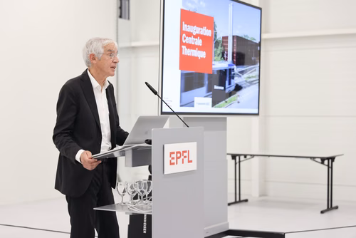 Après 3 ans de travaux, l’EPFL inaugure aujourd’hui sa nouvelle centrale thermique qui permet au campus lausannois de se chauffer et de se refroidir intégralement avec l’eau du lac et en exploitant la chaleur dégagée par son centre de données. Pour l’École, il s’agit d’une étape majeure en vue d’atteindre la neutralité carbone. M. Vetterli, président EPFL.