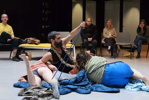 Dans le cadre du festival Les Culturelles du CDH-Culture et suite au workshop RUINED qui a permis à des étudiant·es de fabriquer une sculpture en mycelium, la performance MOLDING propose un ensemble de gestes performatifs dans le prolongement de l’œuvre vivante.