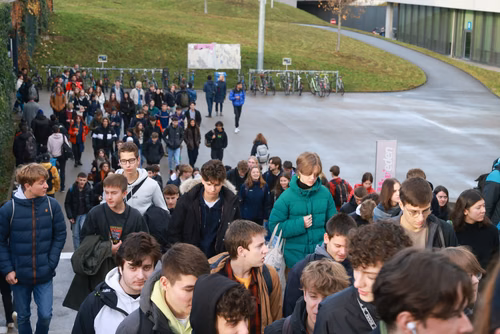 Un événement d’envergure pour préparer son avenir. Comme chaque année, l’EPFL, via son Service de promotion de l’éducation et en collaboration avec ses facultés, se réjouit d'accueillir les gymnasiennes et gymnasiens sur son campus. L’École propose de venir découvrir ses filières de formation, sa communauté estudiantine, son corps enseignant, ses équipes de recherche, les divers services dédiés aux étudiantes et étudiants débutant à l’EPFL, ainsi que les multiples associations chargées d’animer la vie socia