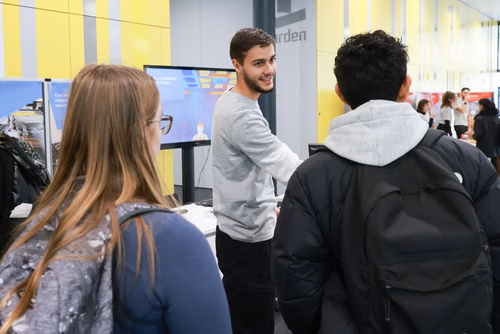 Un événement d’envergure pour préparer son avenir. Comme chaque année, l’EPFL, via son Service de promotion de l’éducation et en collaboration avec ses facultés, se réjouit d'accueillir les gymnasiennes et gymnasiens sur son campus. L’École propose de venir découvrir ses filières de formation, sa communauté estudiantine, son corps enseignant, ses équipes de recherche, les divers services dédiés aux étudiantes et étudiants débutant à l’EPFL, ainsi que les multiples associations chargées d’animer la vie socia
