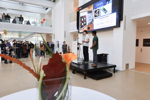 Cette année, la Faculté informatique et communications célèbre son 20e anniversaire, une étape importante dans un domaine qui s’est transformé au cours des deux dernières décennies. Durant cette période, des milliers d’étudiantes et étudiants en bachelor, en master et en doctorat ont obtenu leur diplôme, et ont ensuite contribuer à l’évolution de la branche, tant dans le milieu universitaire que dans le secteur privé.